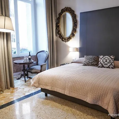 Bed & Breakfast Dimora Donna Elena Napels